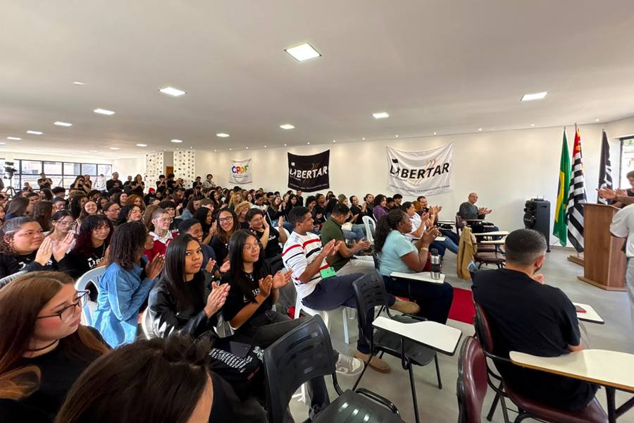 Plateia aplaude durante a inauguração da nova sede da Rede Libertar em Taboão da Serra