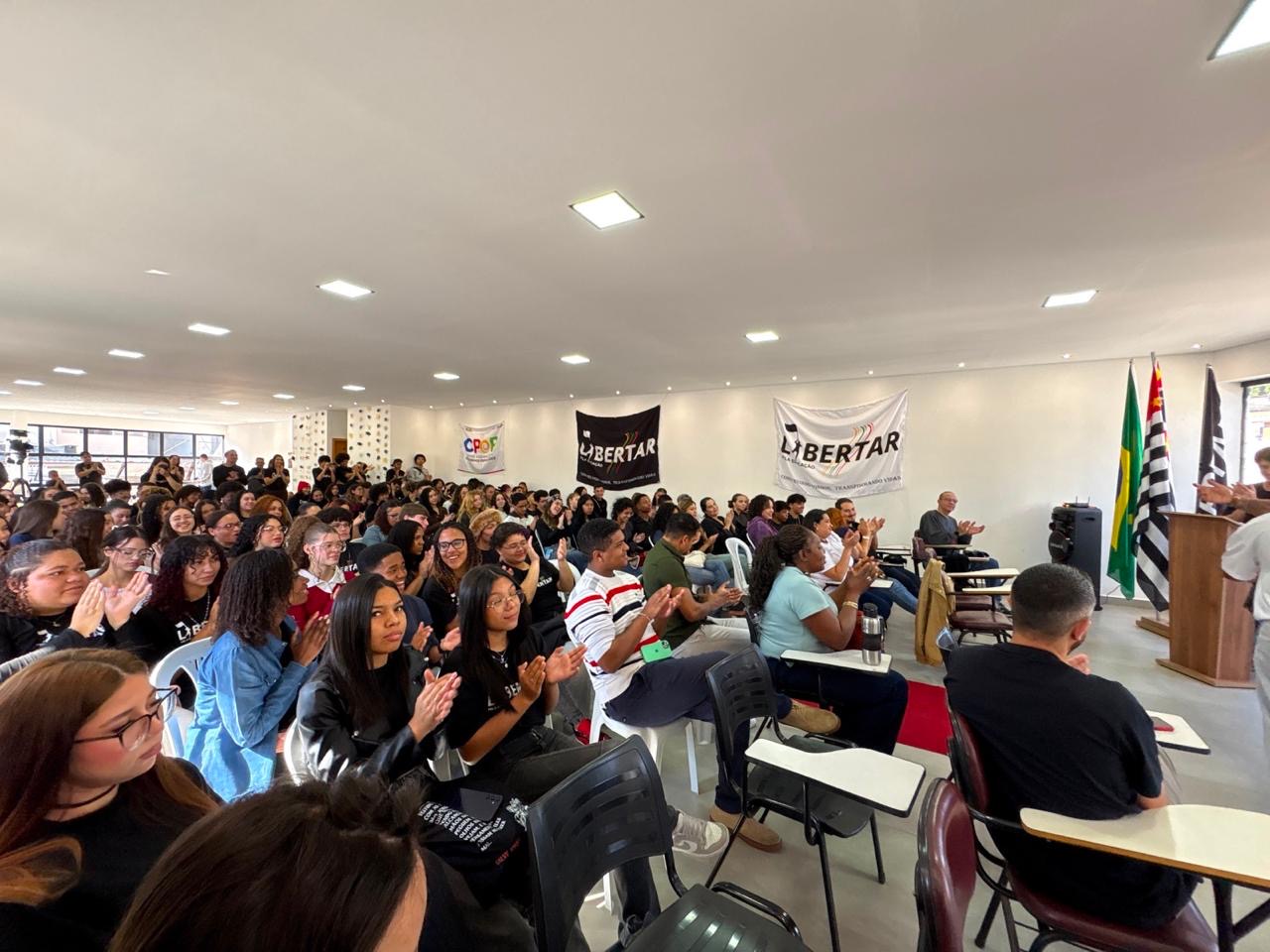 Público acompanha a cerimônia de inauguração da nova sede da Rede Libertar