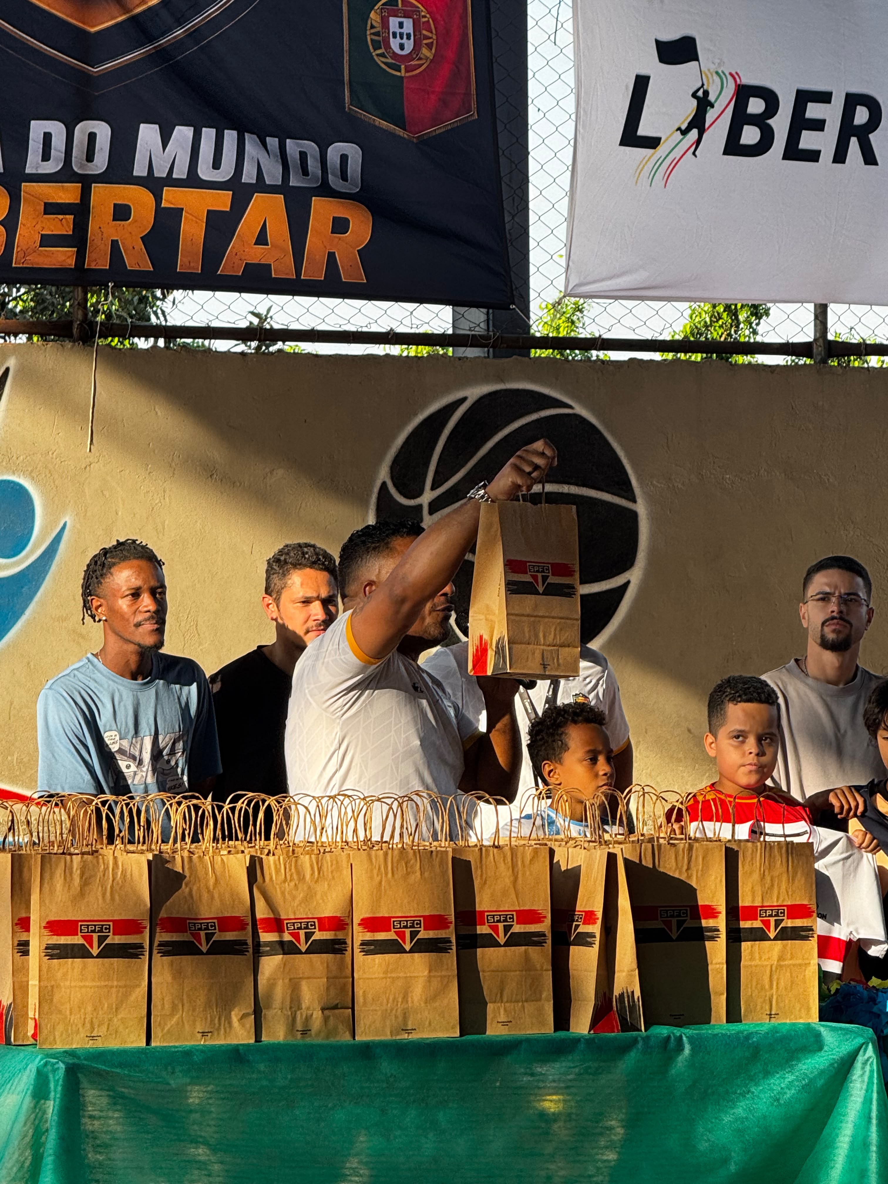 Jogadores da Copa Libertar recebem presentes e convite especial do São Paulo